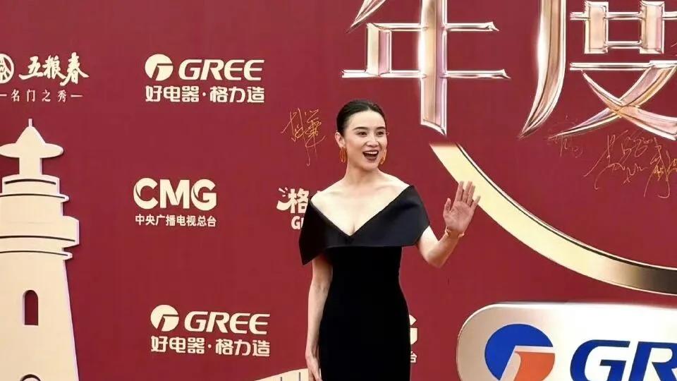 内娱开年红毯杀疯了！CMG盛典群星争艳，孙俪压轴封神，陈晓嘴瓢萌翻全场