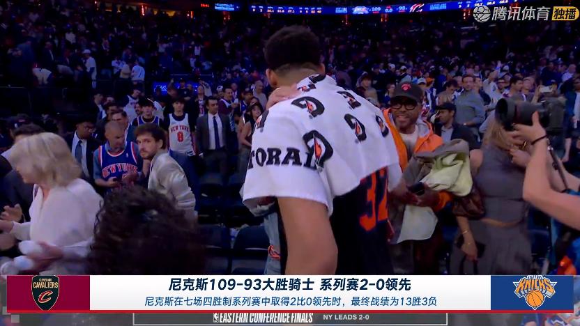 尼克斯2-0！哈特26+4+7，赛后唐斯场边和亲友拥抱，哈特接受采访