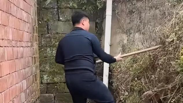 “谁家公务员还干这种活？”母亲炫耀儿子，网友怒怼：发言很危险