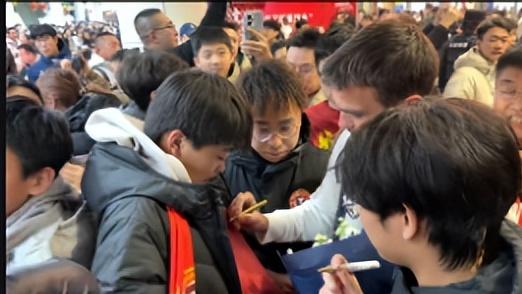 辽宁铁人四外援24小时闪回，沈阳球迷深夜接机场面壮观！