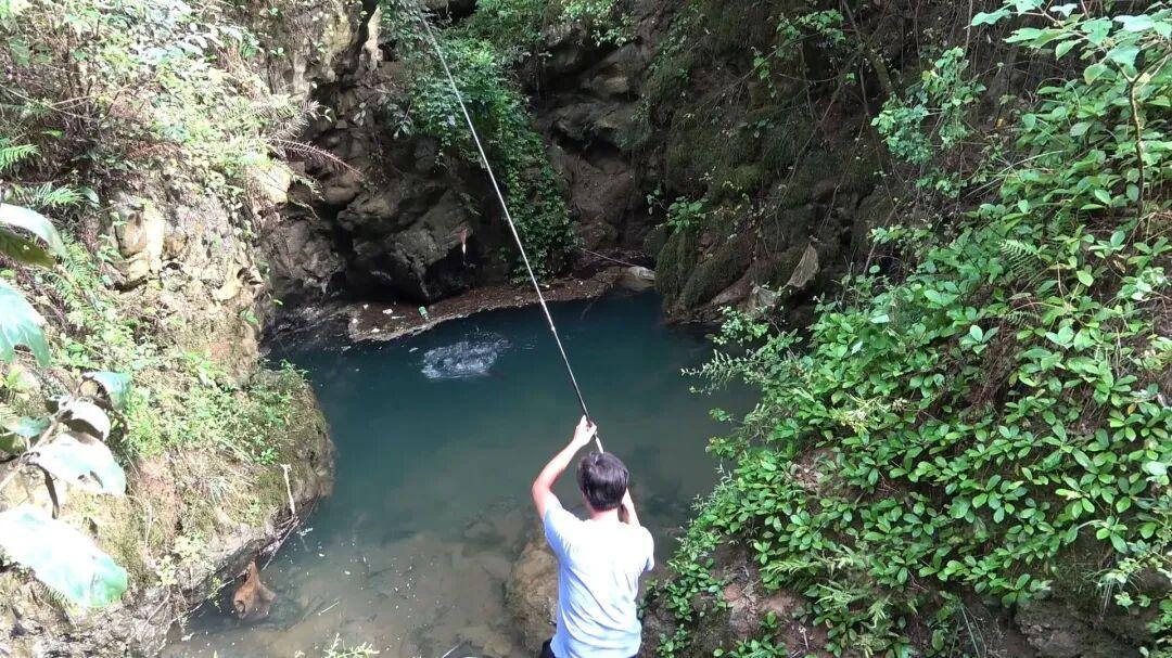 野钓遇上坟，到底能不能甩竿？野钓师：坚持4不钓原则，硬犟必吃大亏！