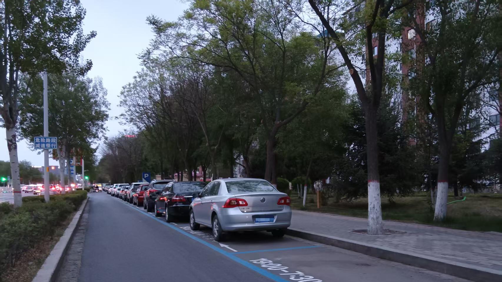 威观宁夏：银川金凤区清理“僵尸车”，限时车位却“不限时”？