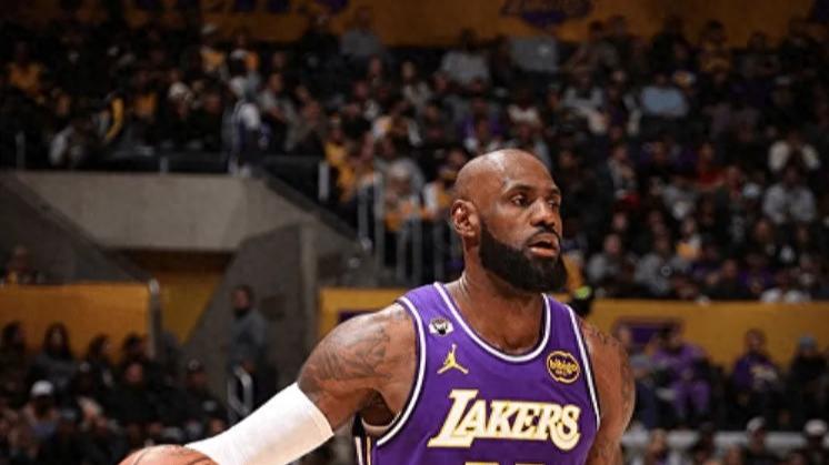 湖人大胜独行侠！老詹三双带队，里弗斯+众将齐爆，肯纳德地位低