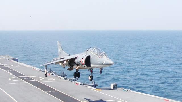 两代传奇战机对峙，拆解“鹞”式与 F-35B 垂直起降的底层逻辑