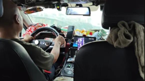 网约车司机以车为家，月流水2.5万，除睡觉吃饭外全在接单！