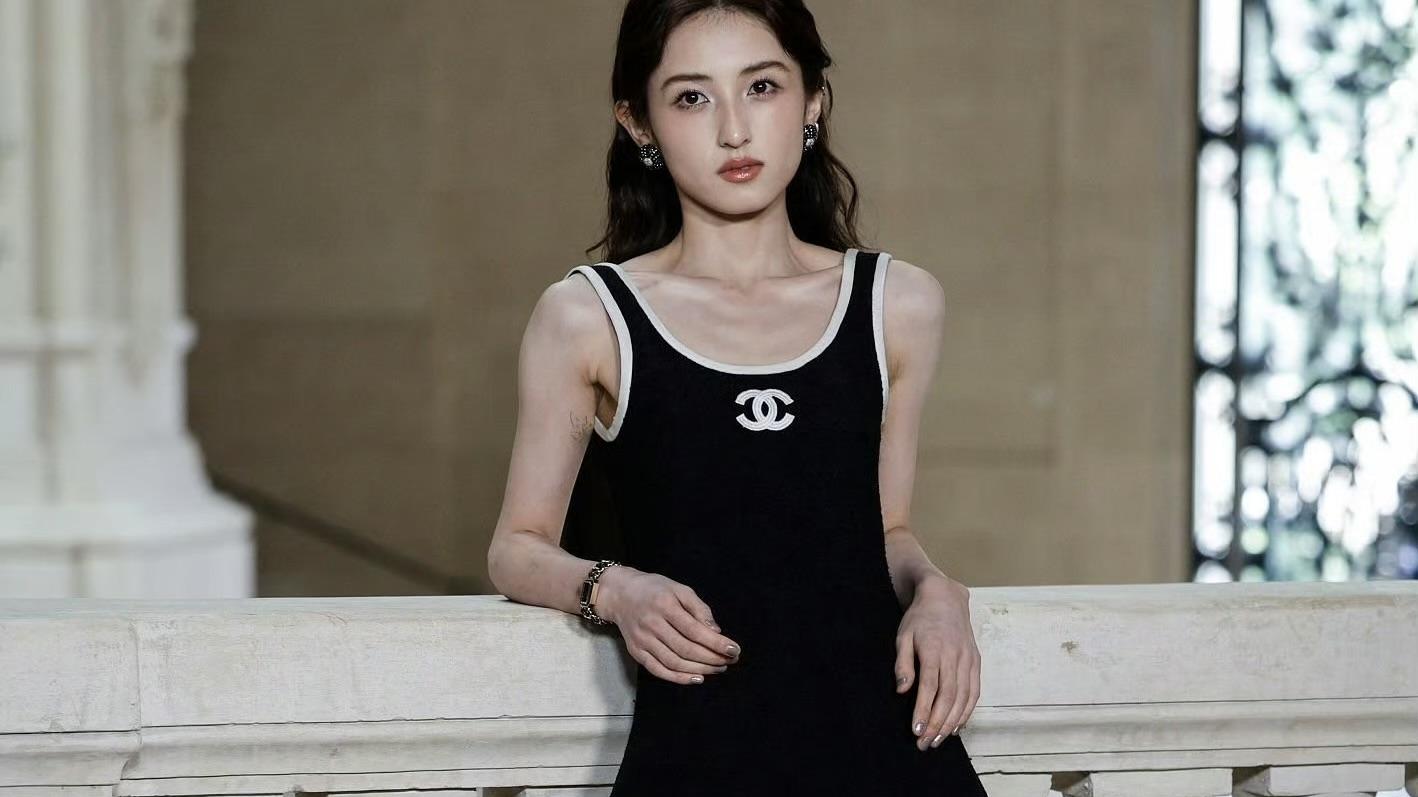 张子枫巴黎高定秀惊艳蜕变：深V露背小黑裙解锁“香奈儿千金”新面貌