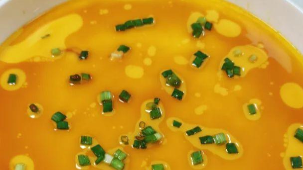 记住 1: 1.5 黄金比例，蒸出镜面级嫩滑蛋羹