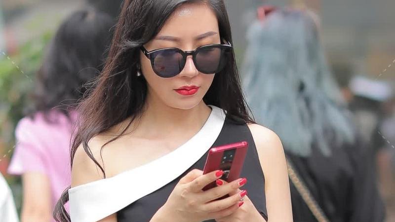 街拍美女，斜肩上衣搭配高腰裤，小姐姐美翻了