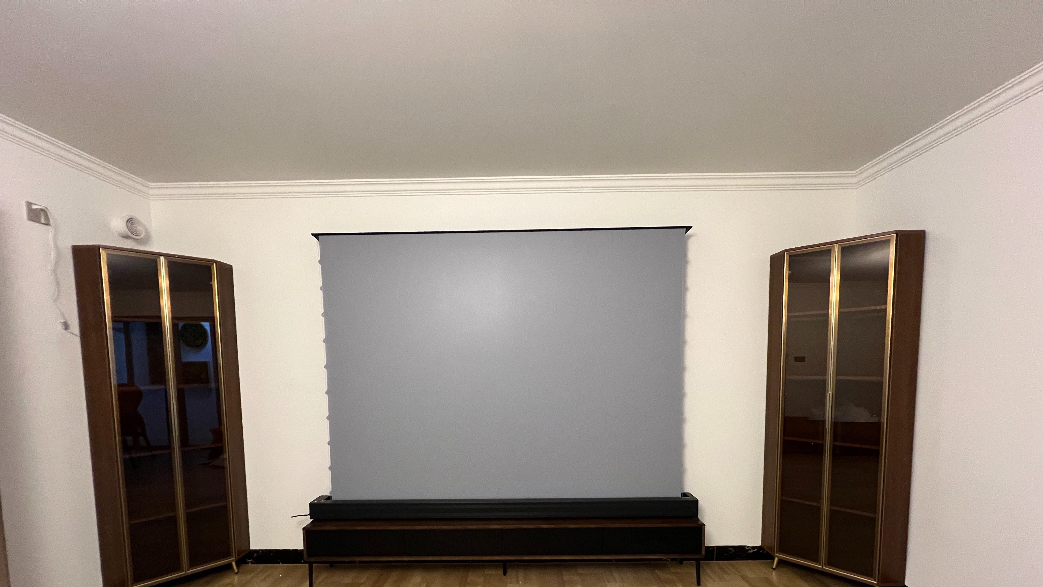 久聪：以抗光技术为核，以功能创新为翼，重塑电动地升幕布专业标准