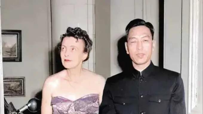 1955年，耿飚大使和外国女友人的合影，耿大使英武帅气，镇得住场