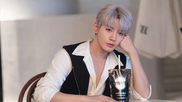 邓为的松弛优雅：POSITIVEHOTEL 大片里，白衬衫马甲与味蕾探索的自成一格