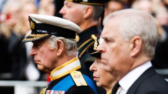 外媒称，已故女王对爱子的 “盲目溺爱”，最终酿成他的身败名裂