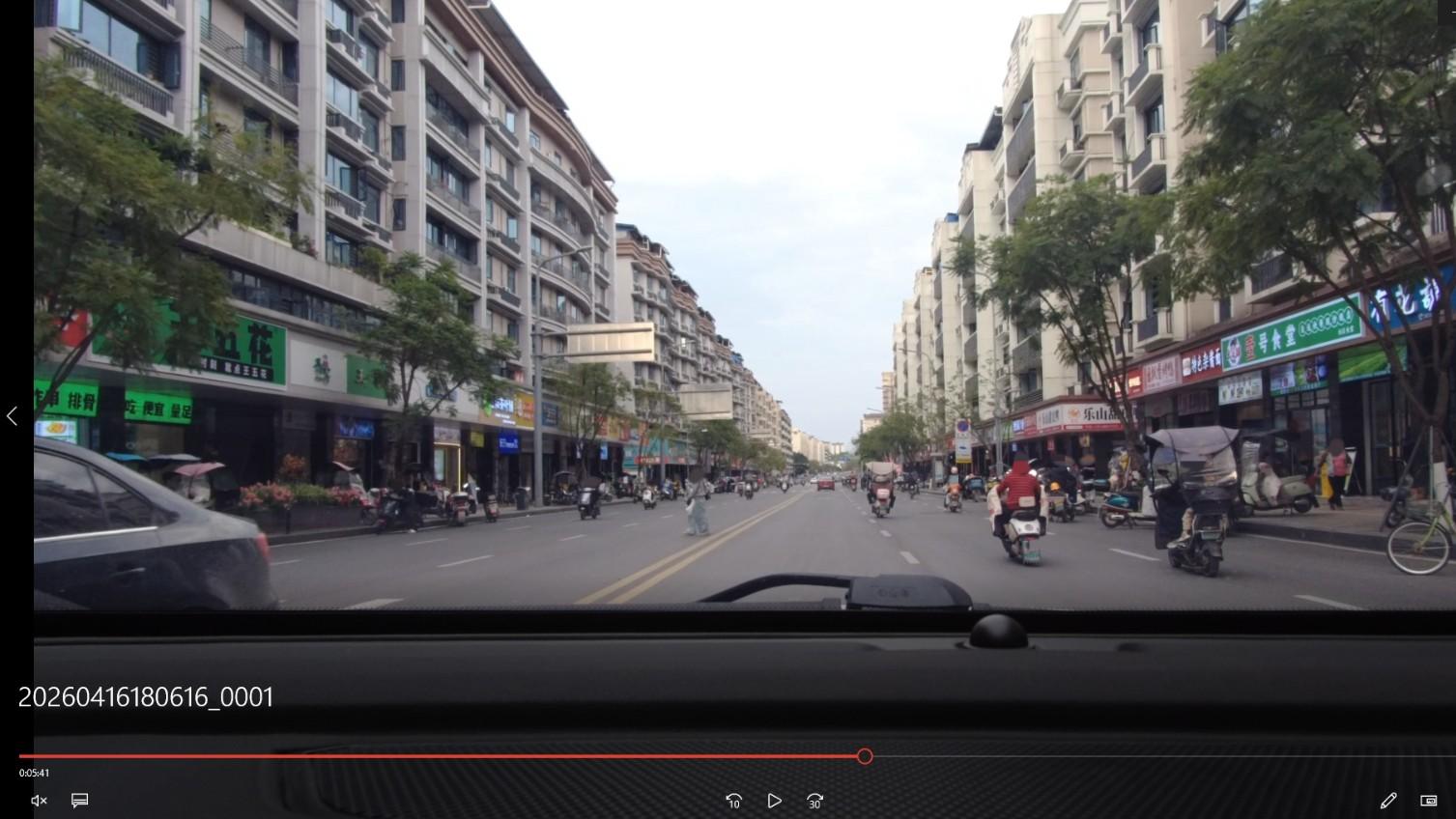 营山县城市道路上出现的这种场景，很危险！官方有回复