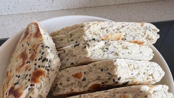 锅盔的灵魂：层层卷叠的花椒叶，藏着椒麻密码