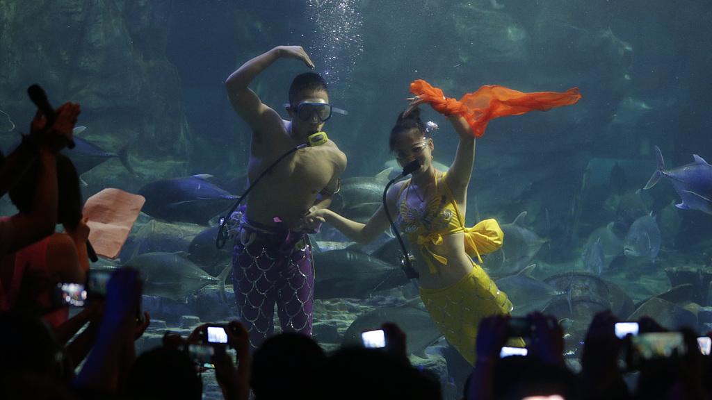 名不见经传的王添羽，因生日拍喷火视频烧伤，曾经参演美人鱼