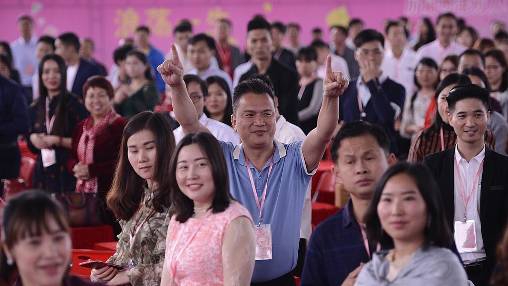 没钱就不能出来“相亲”了吗？有钱亲来相你，网友怎么看？