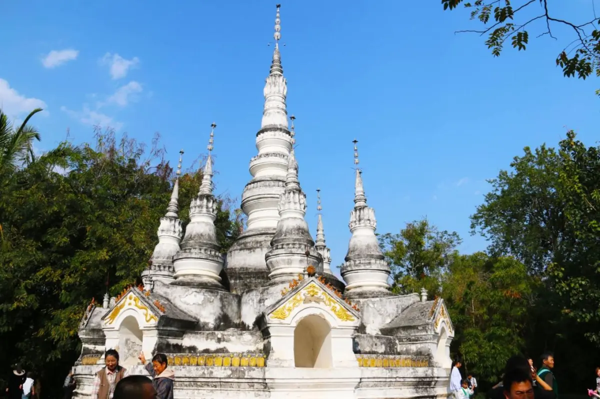 曼听公园，傣王御花园（河水与白塔）