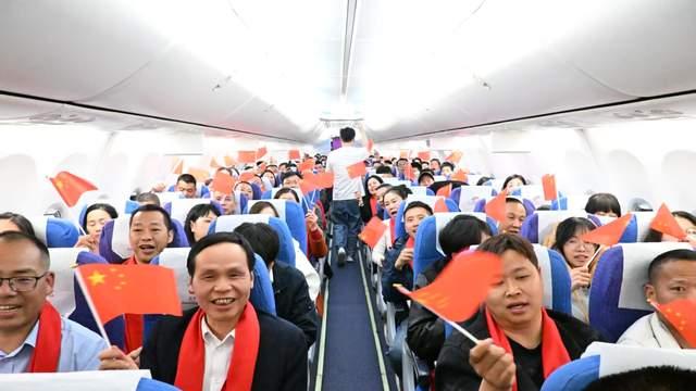 云南省福建总商会携安溪昆明商会包机返乡