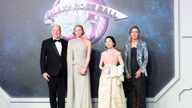 夏琳王妃摩纳哥玫瑰舞会封神！高定披肩亮相，银河主题群星云集