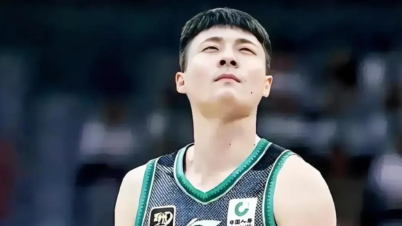 辽宁队大胜江苏队后，鄢手骐抢断庞峥麟的一球引起了热议