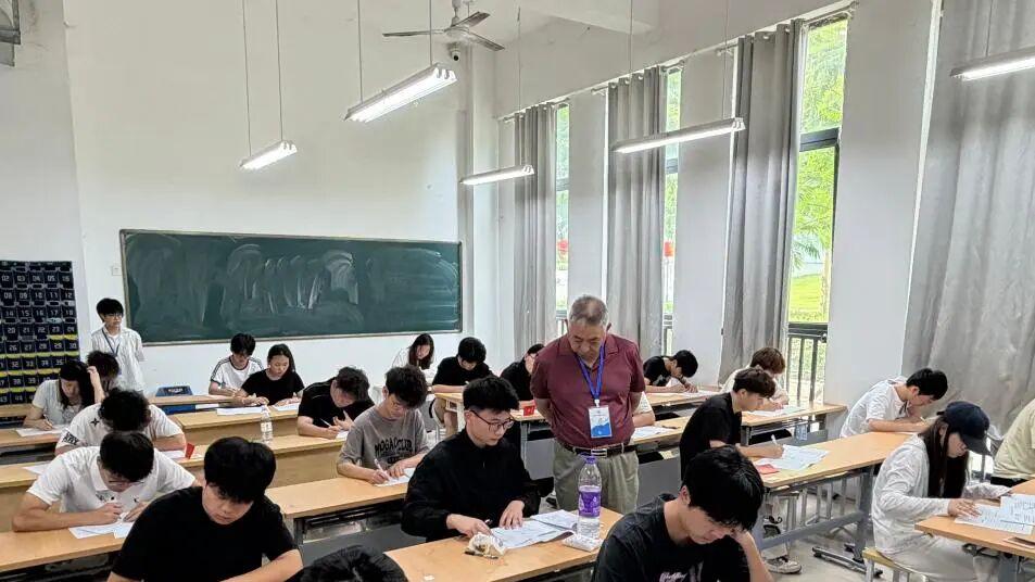 信阳工程职业学院校领导深入考场巡视检查期末考试工作