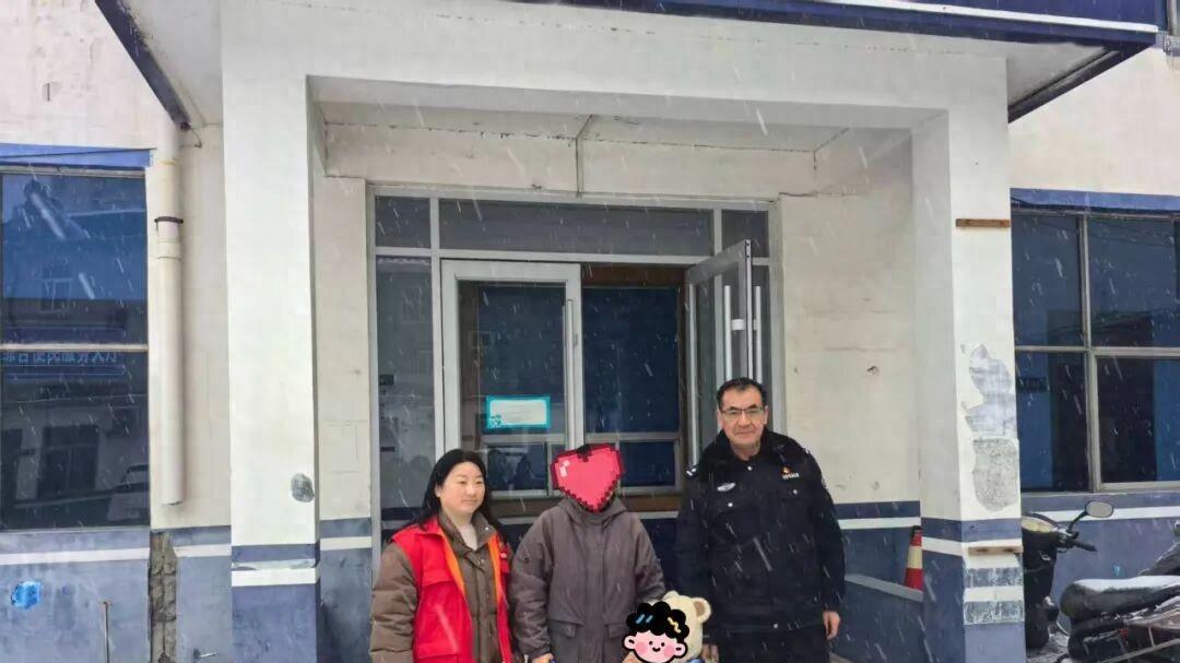 热心群众“捡到”走失萌娃 民警暖心助其团圆