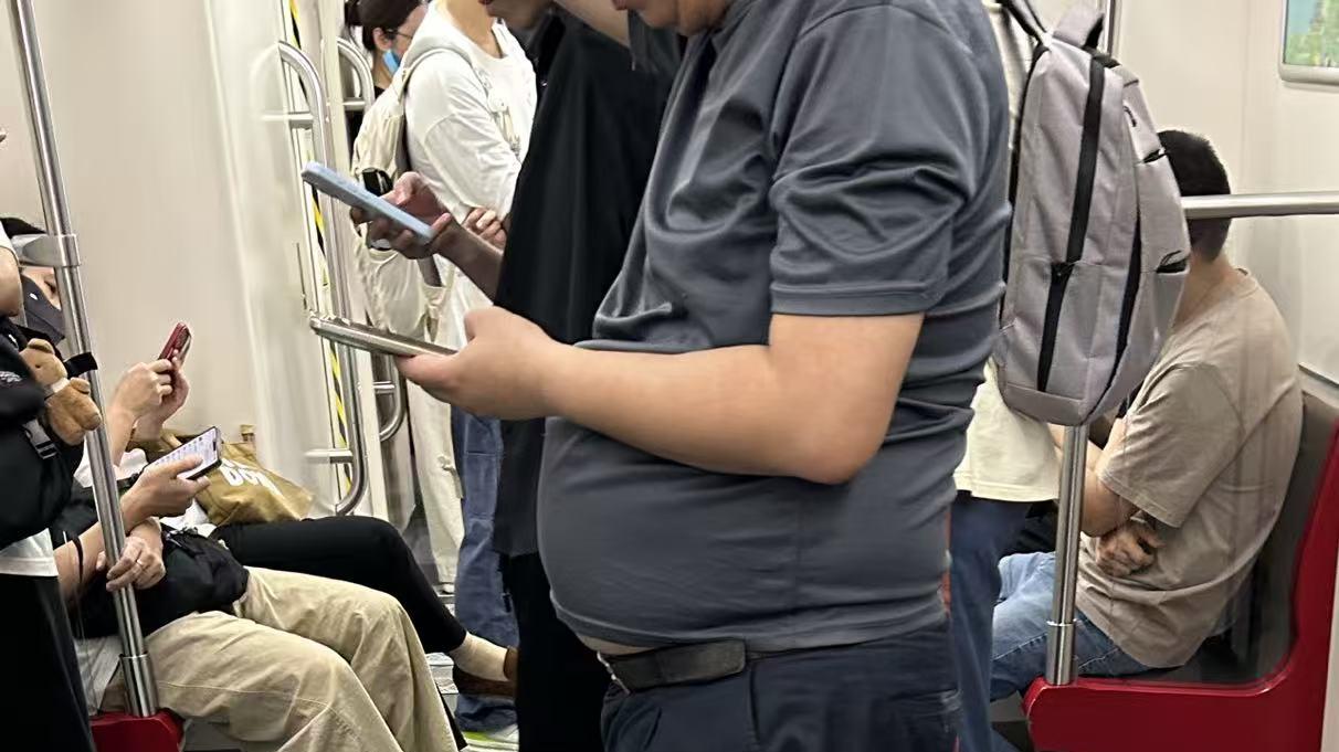 那些大肚腩中年男子的背后......