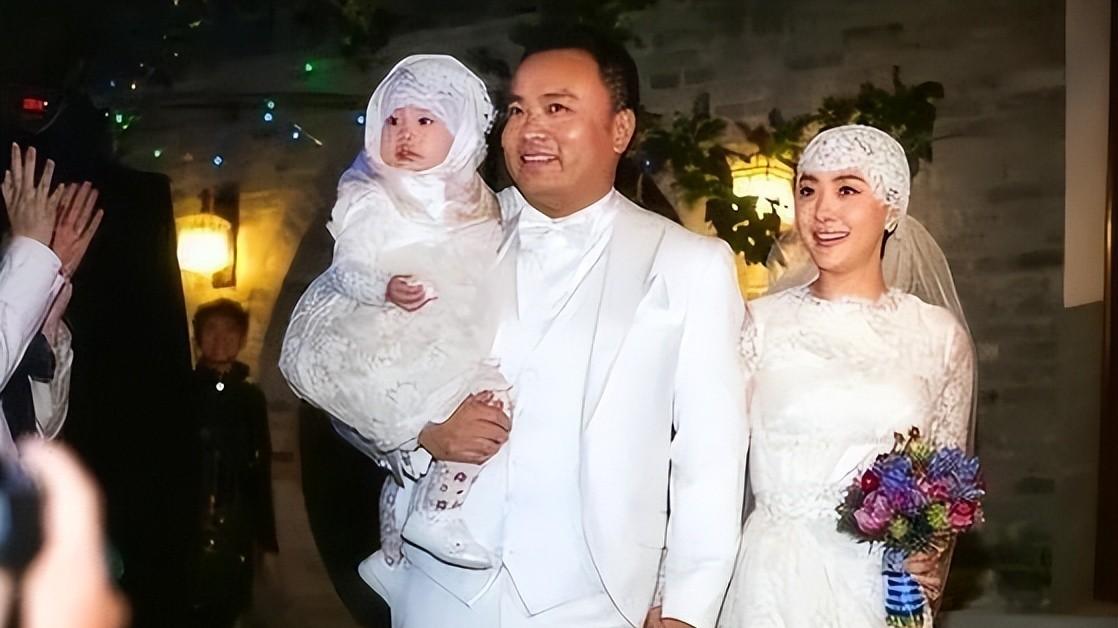 “兄弟般纯洁”的婚姻，两岁女儿递婚戒那场婚礼，到底藏着多少我们没看懂的沉默？