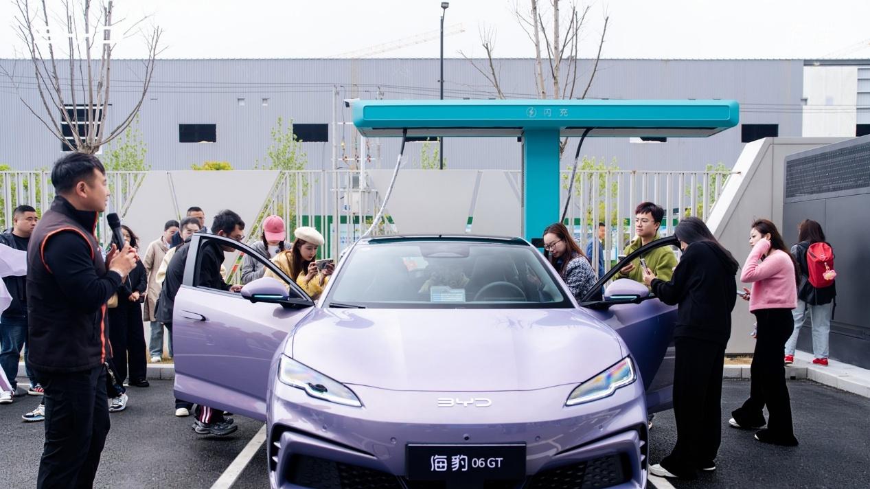 2026款海豹06GT与海豹06DM-i旅行版登陆合肥， “闪充+长续航”破局家庭用车难题