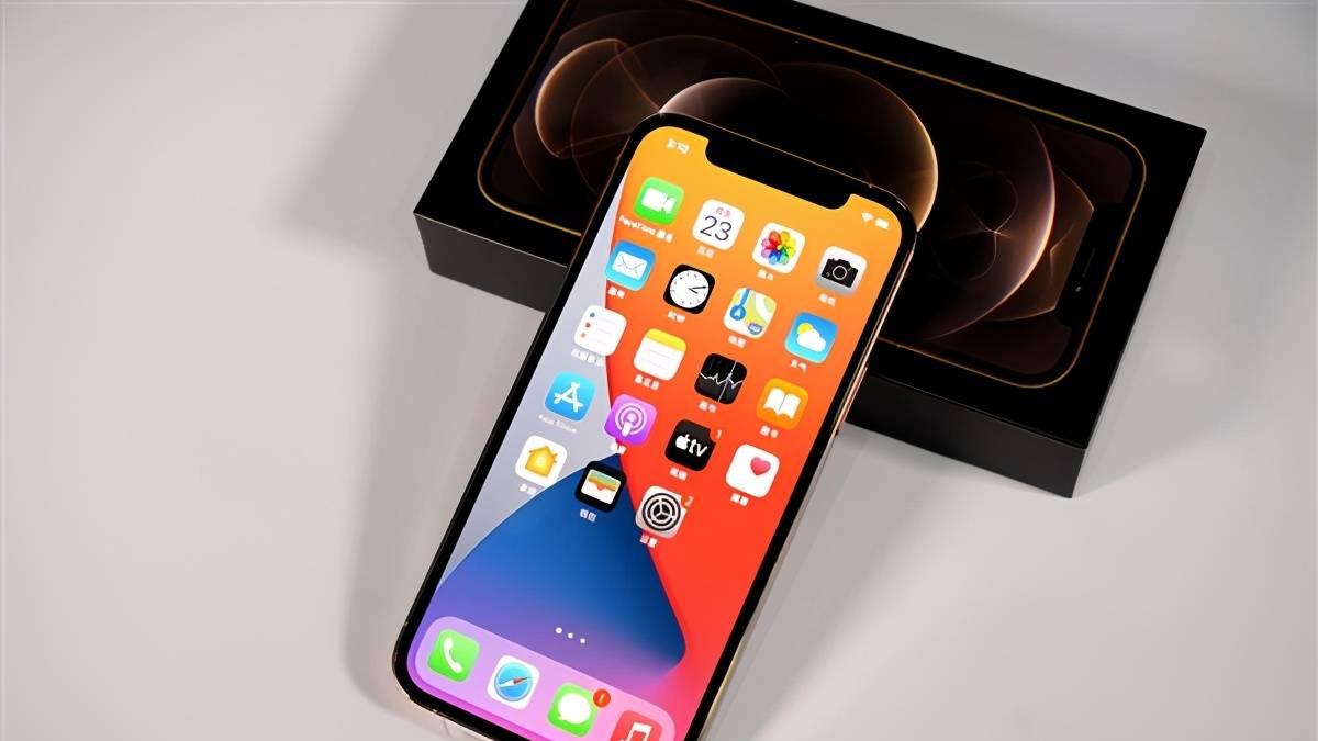 半斤旗舰撞上首款折叠屏：万元 iPhone 18，是真颠覆还是热剩饭？。