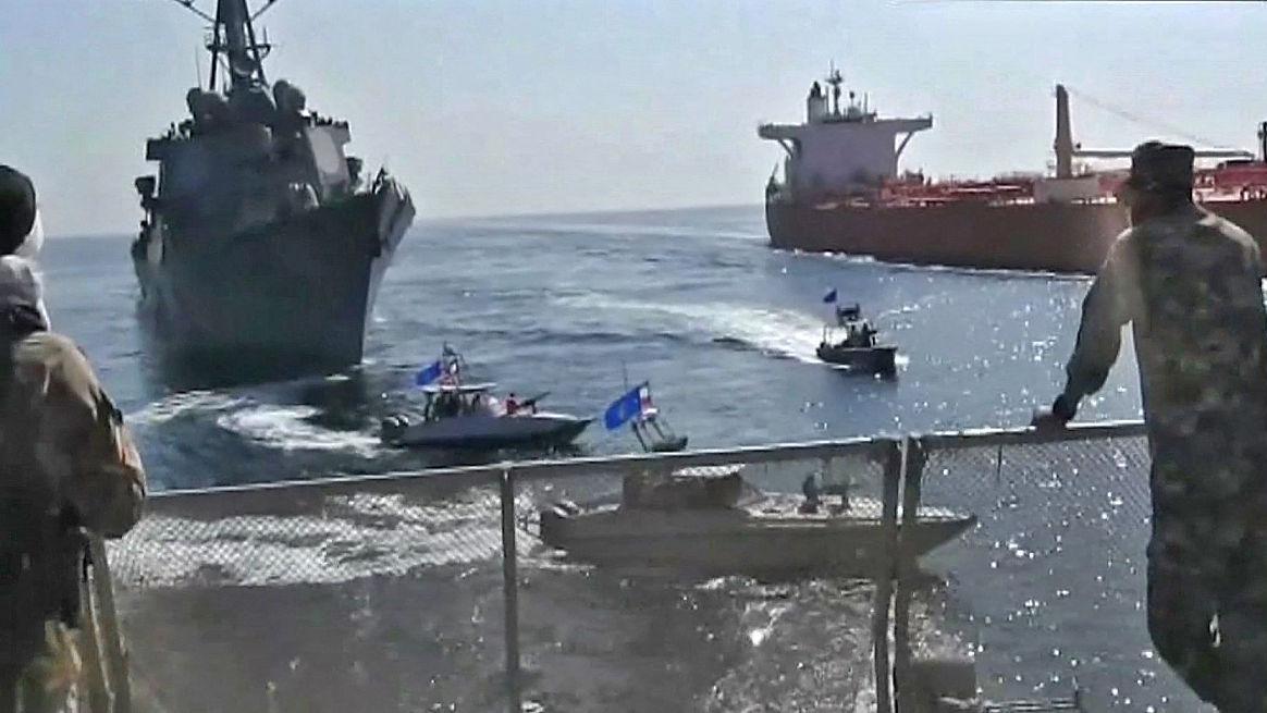 美军突袭扣押俄籍油轮背后：一场危险的公海“猫鼠游戏”