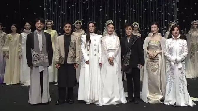 晨嫣曌中英双语诗贺中国国际时装周盖娅传说大秀开幕成功——UC头条