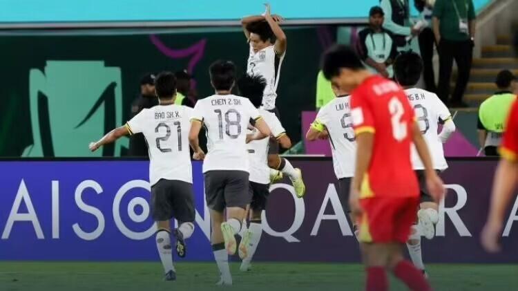 一上身体，越南球员就不会踢球了，最后打人，被红牌罚下一人！1月24日23点+亚洲杯决赛+央视直播：国