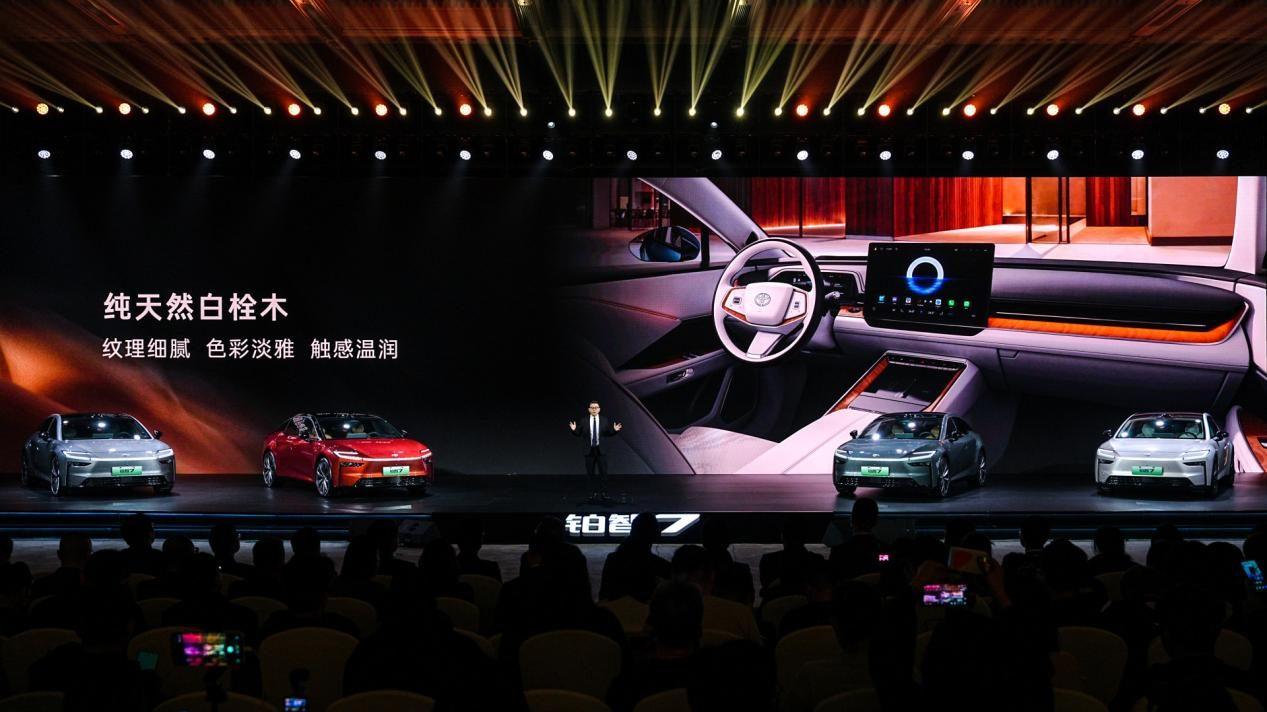 铂智7预售权益价15.68万元起！19.48万买齐鸿蒙座舱+激光雷达+双腔空悬