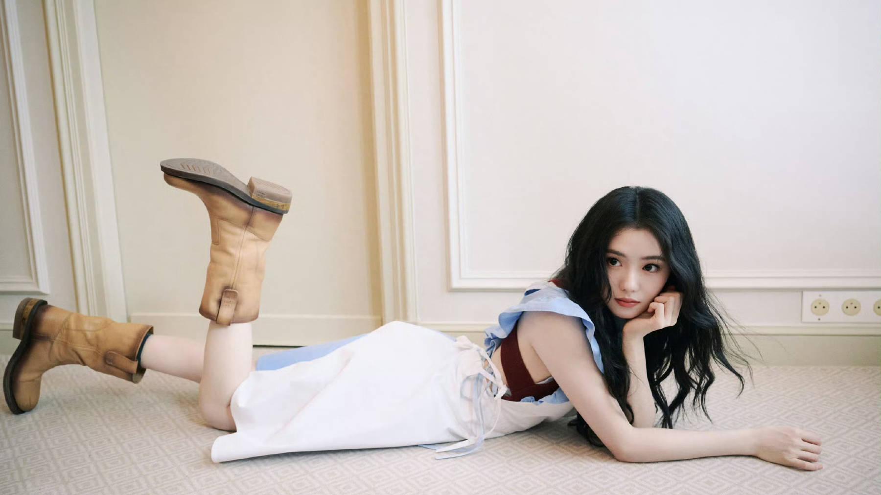 刘浩存3秒制止被踩裙，为何引发“有教养”和“太见外”争吵？