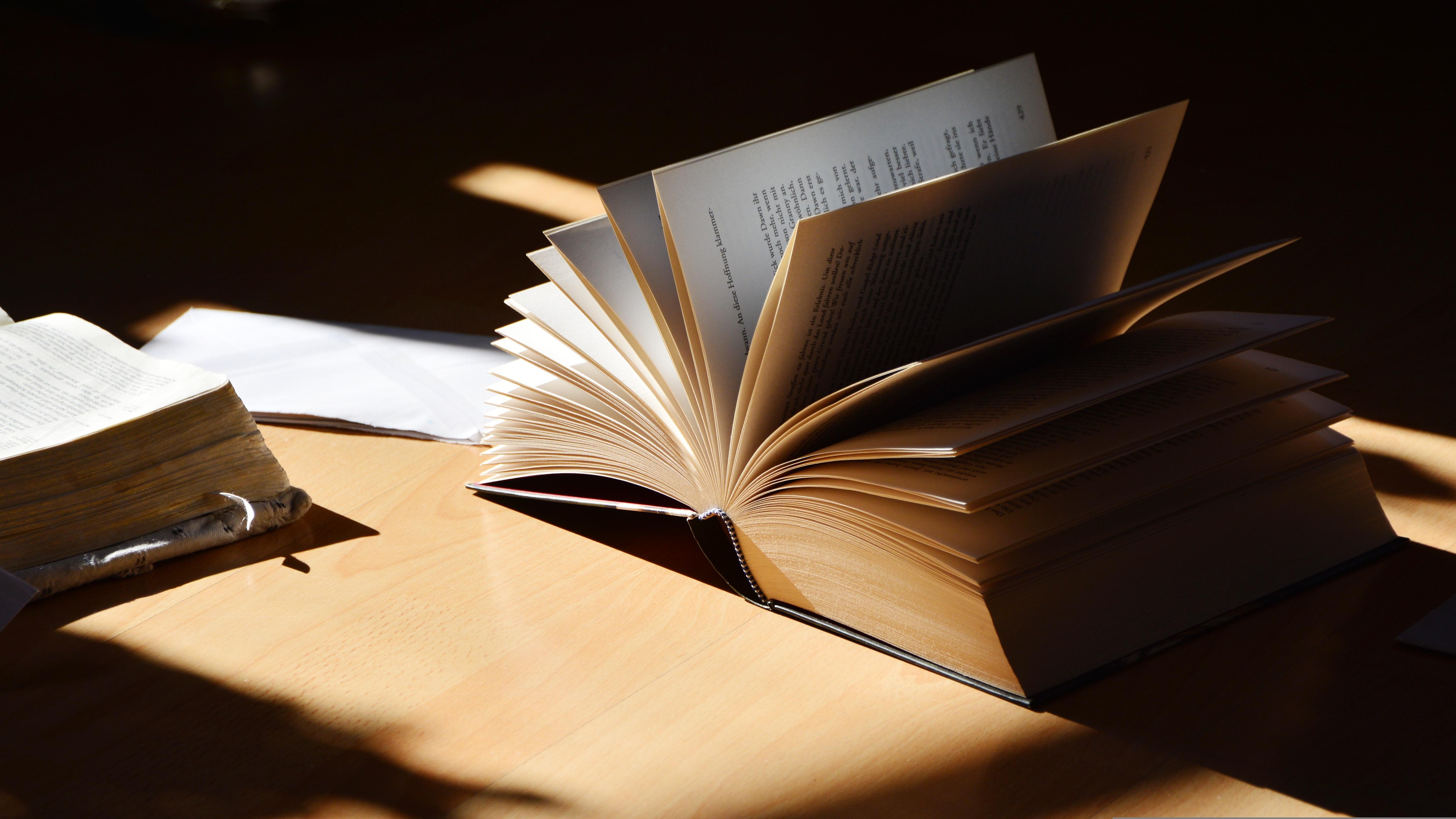 当你撑不下去时，请打开这本书：《人间值得》