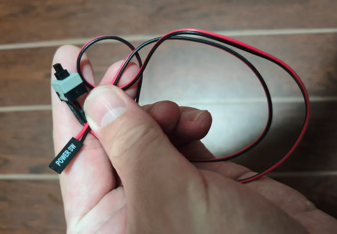 老铁买配件自己装机，测试一切正常，装进机箱就不行了，最终无奈来找老田，找到故障原因，老田都想笑了