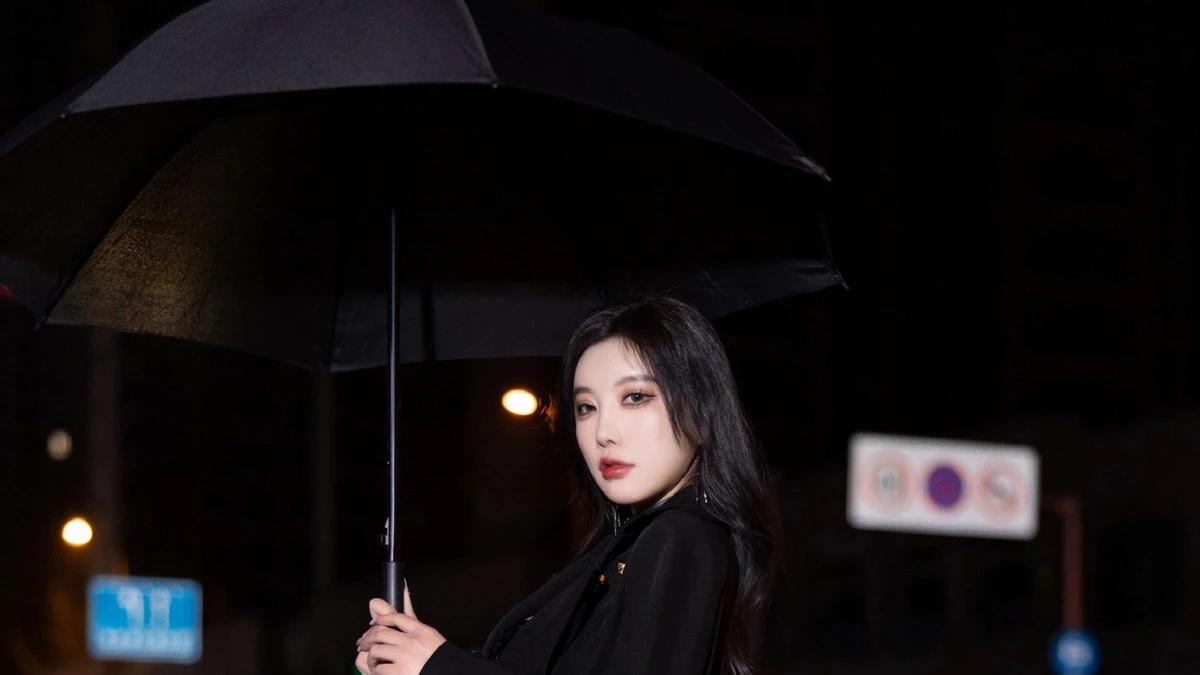 杨晨晨 都市夜拍｜黑风衣配黑伞，氛围感直接拉满