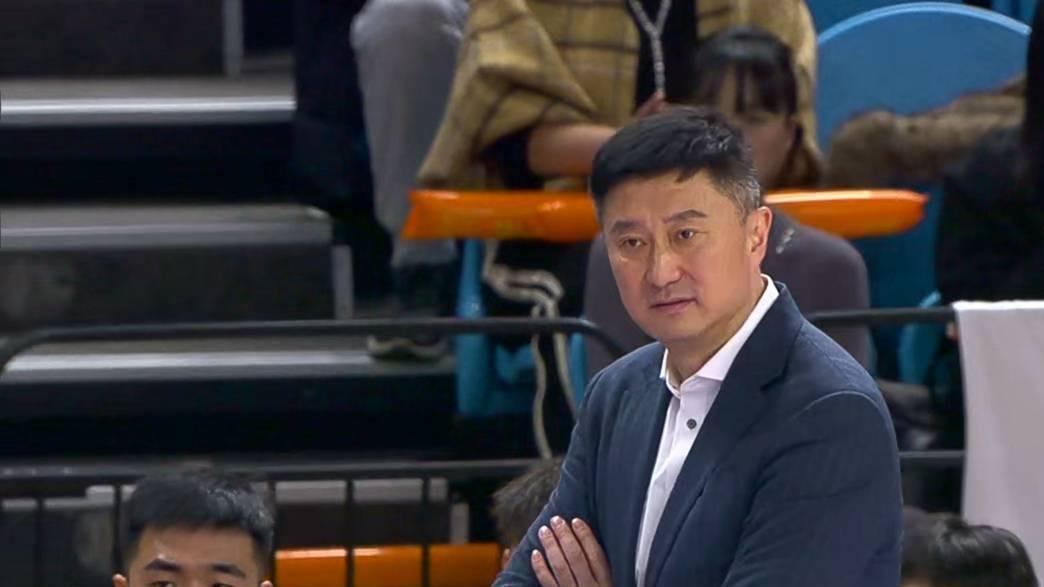 杜锋PK卢伟，谁能率队登顶总冠军？