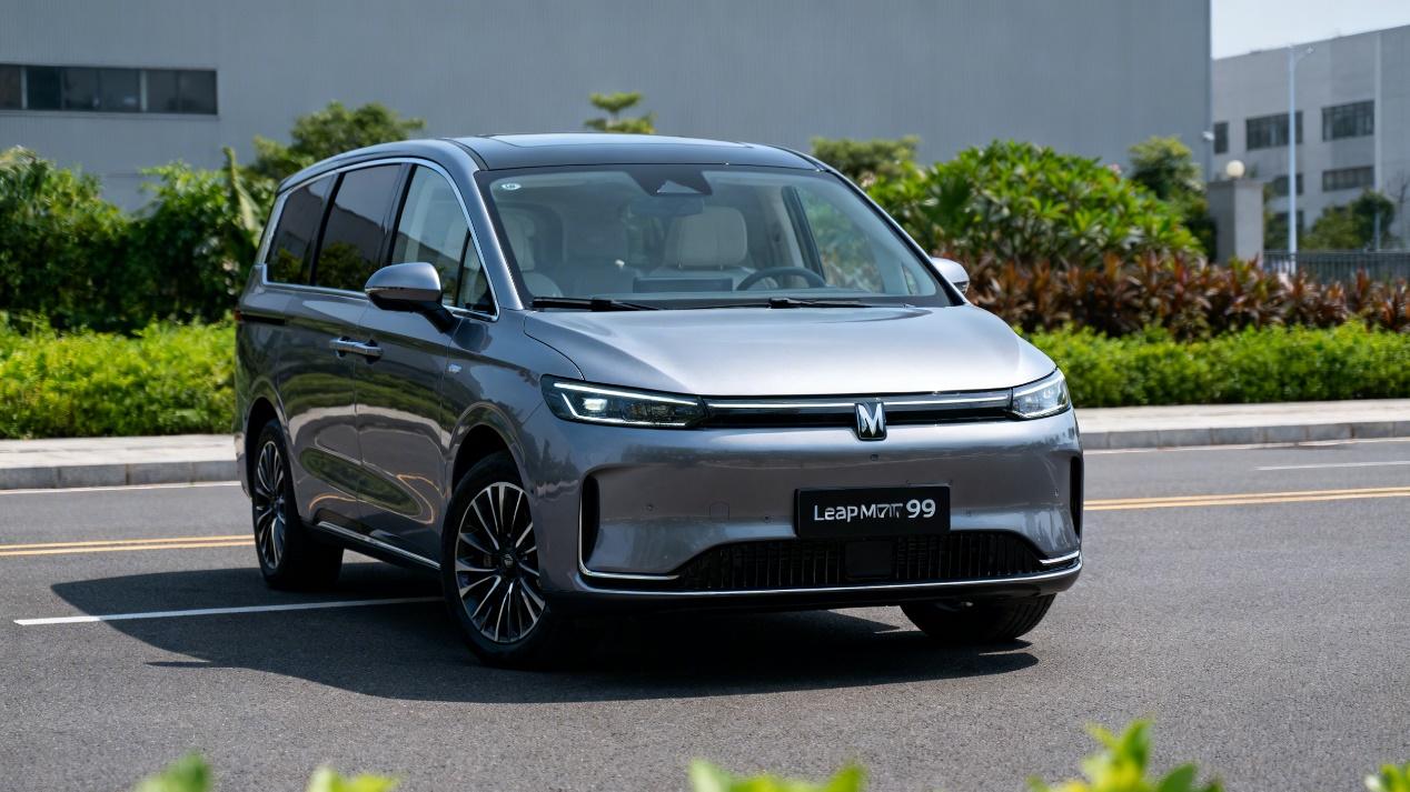 零跑D99杀进30万MPV市场，真能打服腾势D9？