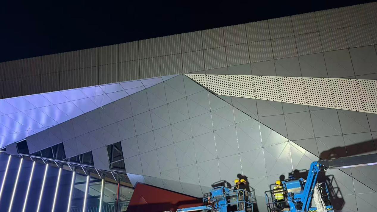 夜战施工抢工期 热火朝天筑地标 ——阳新县体育中心夜间施工全速推进