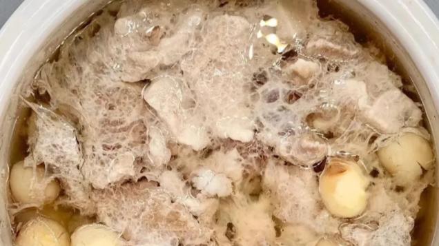 三分肥七分瘦手工剁糜，搅打上胶肉饼松软弹嫩