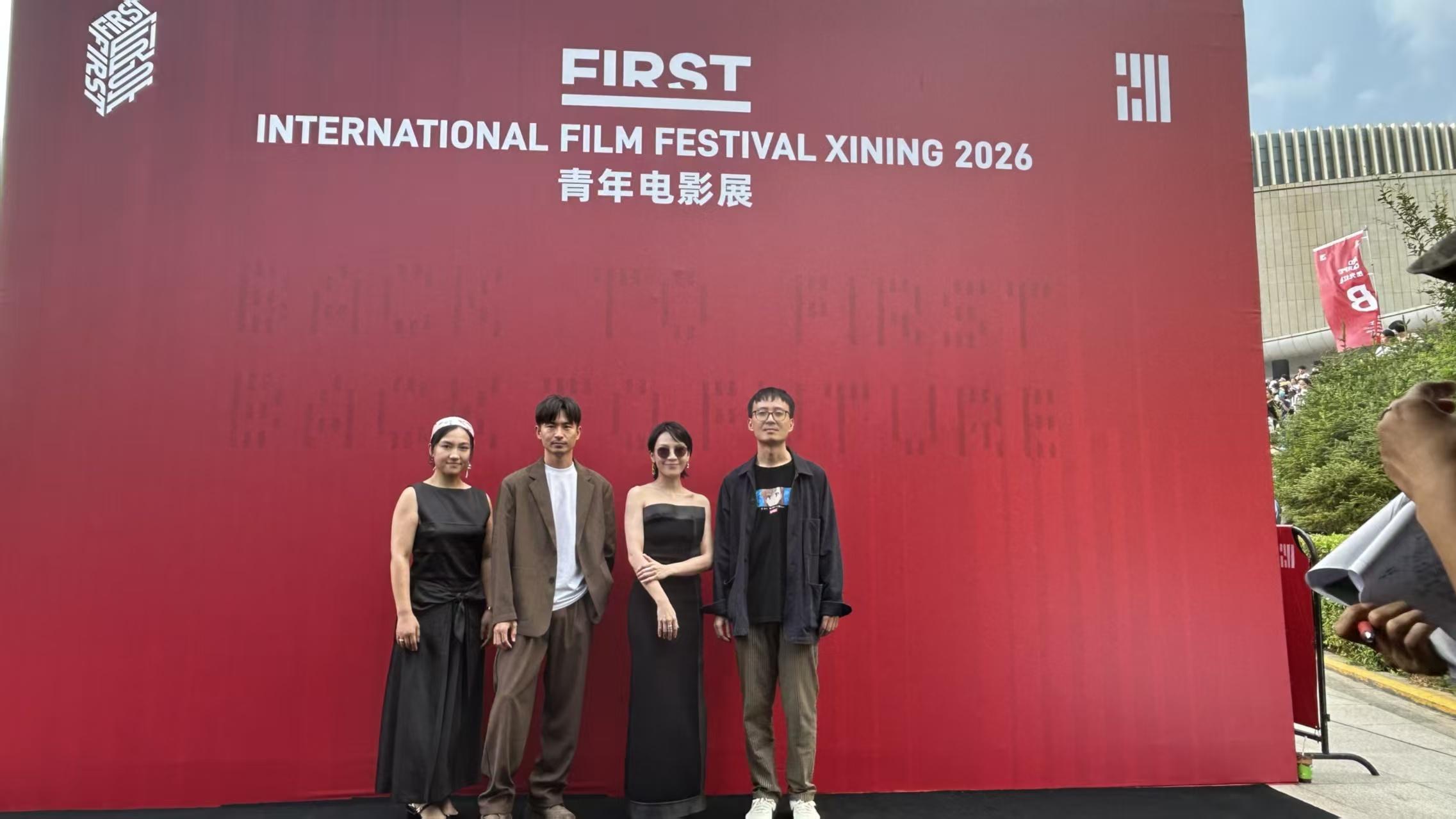 梁翠珊携《扔你的猫》亮相FIRST红毯 以现实故事叩击人心