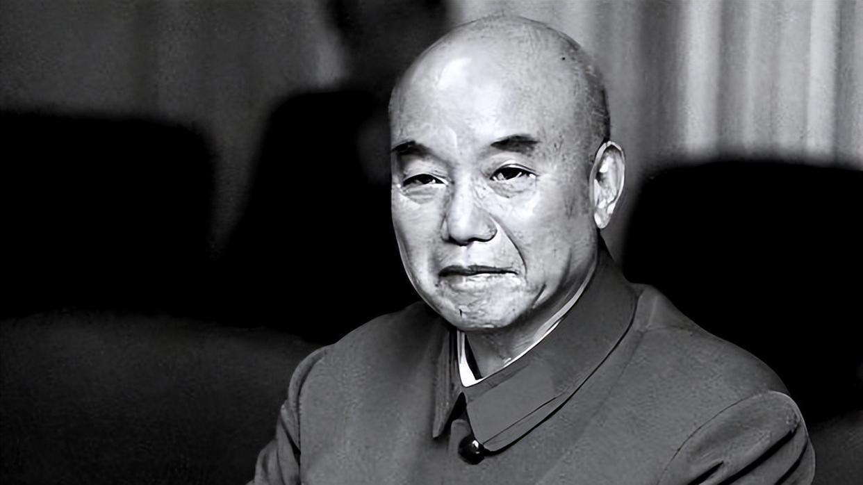 1939年惊险一幕！萧克怒斥宋时轮，村口架起机枪，最终如何收场？