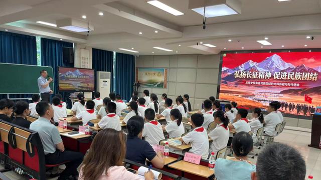 成都市武侯区开展“民族团结进步促进法＂宣传活动