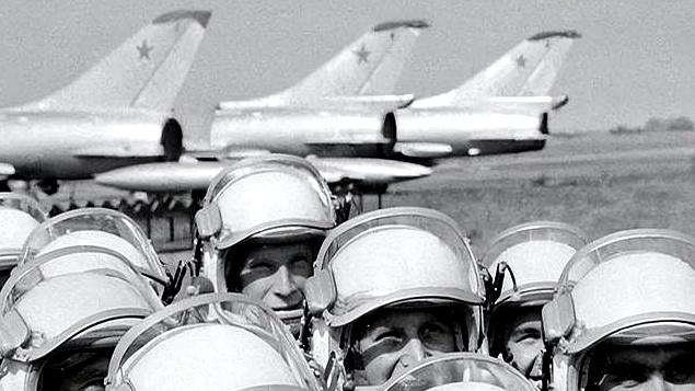 空军师长驾驶70吨轰炸机，向美航母快速俯冲，想再来一次结果惨了