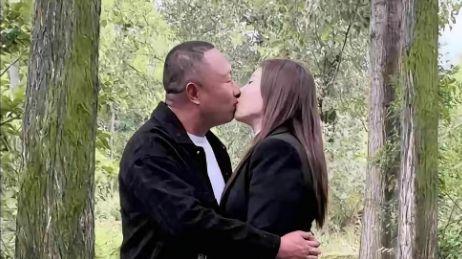 老同学在林中热吻，其他同学拍照晒图，女子哭：当时只是情到深处