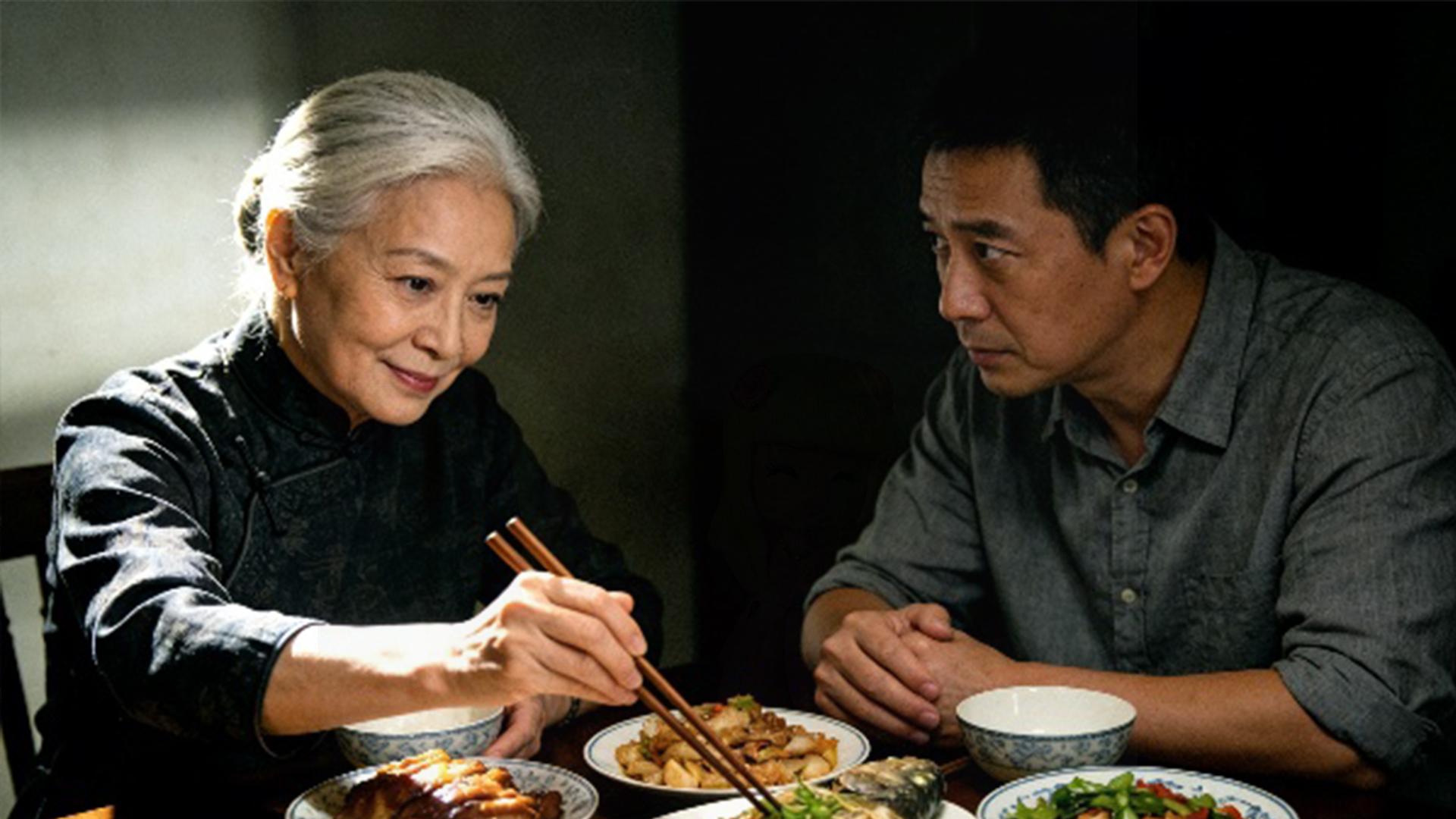 人有没有福气，看吃饭就知道：敢夹最后一只虾的人，晚年反而被抢着孝顺