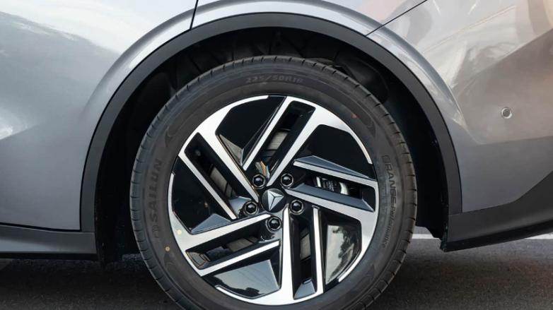 小鹏MONA M03的劲敌？13万就带激光雷达，深蓝L06这车怎样？