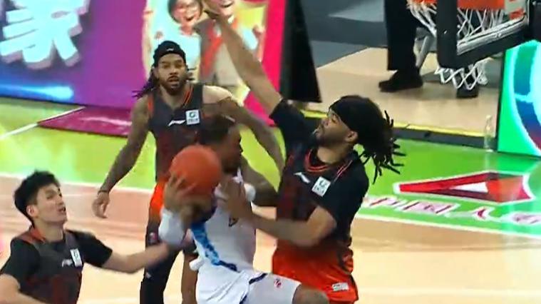 琼斯首秀征服球迷，全面性得以体现，山东高速男篮终于找对外援了